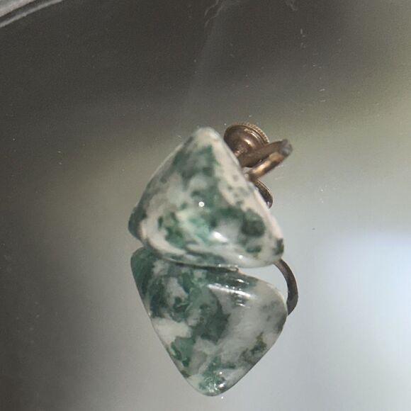 Vintage triangle green mottled stone screw back earrings - Picture 3 of 5